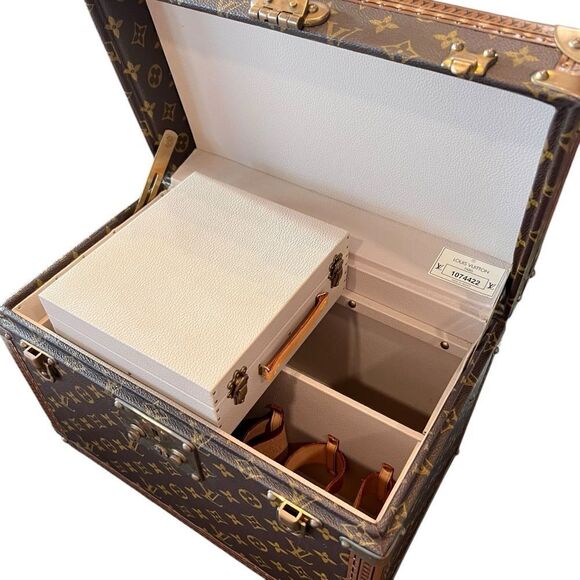 LOUIS VUITTON
Monogram Boite Pharmacie Toiletry Case - Picture 9 of 14